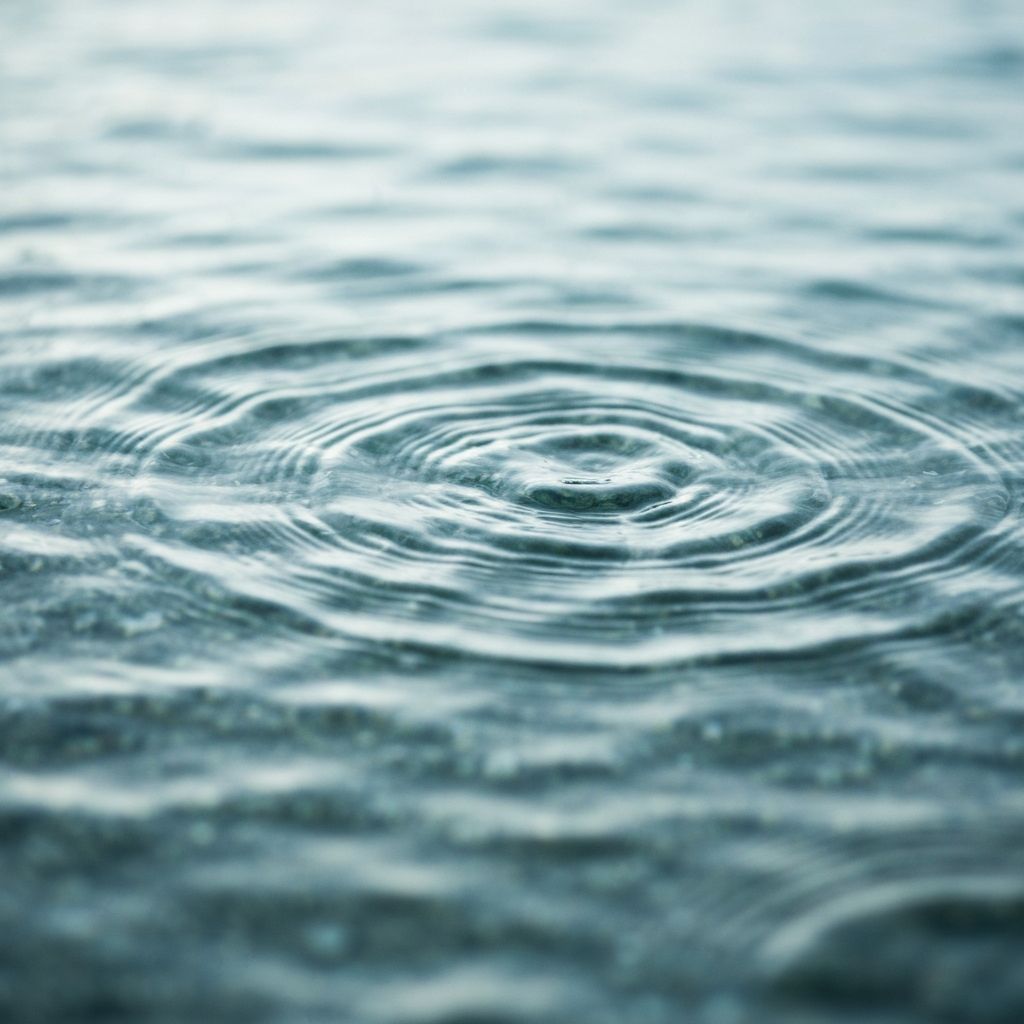 Klares Wasser mit sanften Wellen